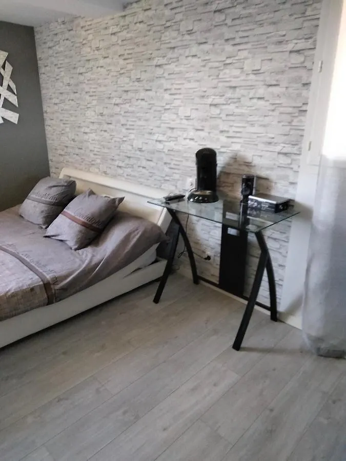 Petit studio moderne au bord du canal Saint-Jory 0*,