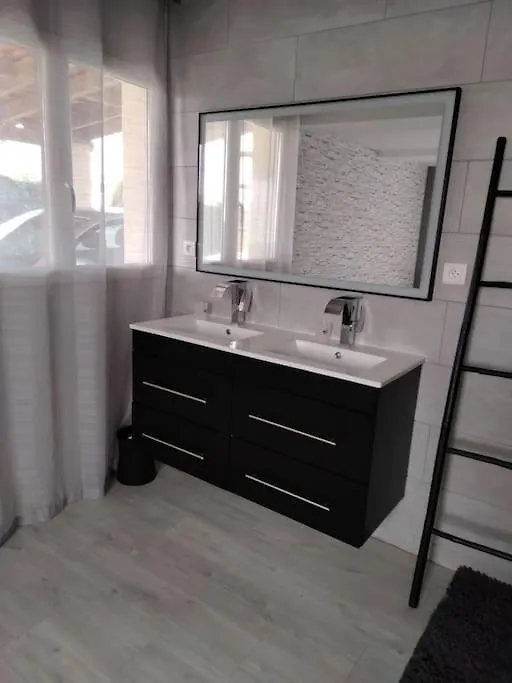 Petit studio moderne au bord du canal Saint-Jory Appartement